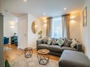 ein Wohnzimmer mit Sofa und Tisch in der Unterkunft High Street Cottage in Treorky