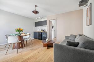 Μια τηλεόραση ή/και κέντρο ψυχαγωγίας στο Double Apartment l 15min from Eiffel Tower by Car