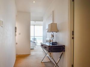 ウエストワード・ホーにあるThe Balconyのランプ付きの部屋