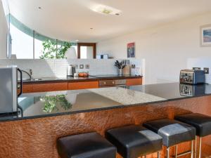 ウエストワード・ホーにあるThe Balconyのキッチン(カウンターとスツール付)