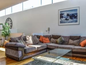 ウエストワード・ホーにあるThe Balconyのソファとガラスのテーブルのあるリビングルーム