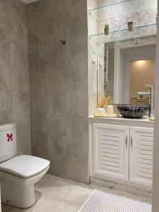 Ένα μπάνιο στο S8 Marsa Hideaway Close to Beach & Zaphyr