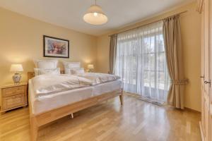 une chambre avec un lit et une grande fenêtre dans l'établissement Wohnung Lusen, à Spiegelau 19 autres photos