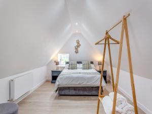 Un dormitorio con una cama en un ático en Ferry Cottage, en Eskadale