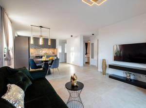 Televízia a/alebo spoločenská miestnosť v ubytovaní Apartments Sweet Escape