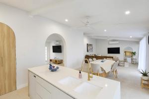 een keuken en een woonkamer met een tafel en een eetkamer bij Perfection in Pallarenda With Pool & Studio Apt in Pallarenda +18 foto's