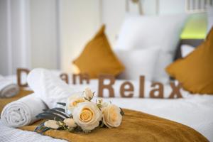 a bed with a bunch of white roses on it at Exklusive Wohnung - Zentral, Parkplatz, WLAN, Arbeitsplatz und Weihnachtsmarkt in Hattingen