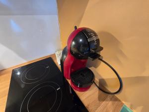un asciugacapelli rosso appoggiato su un tavolo di 3D- Studio tout équipé avec cuisine 10 mins de Paris a Issy-les-Moulineaux