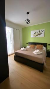 una camera da letto con un letto grande con pareti verdi di L'Ulivo in Centro a Bari