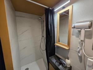 un bagno con doccia e lavandino di 3D- Studio tout équipé avec cuisine 10 mins de Paris a Issy-les-Moulineaux Altre 13 foto