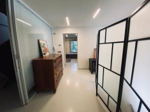 a hallway with a wooden dresser and a window at Villa immersa nei campi in Casal Fiumanese