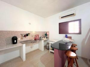 サン・ミゲル・ド・ゴストーゾにあるTropicana Villageのシンクとカウンタートップのあるキッチン