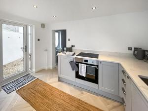 una cucina con fornelli e piano di lavoro di Samphire Cottage a Cromer