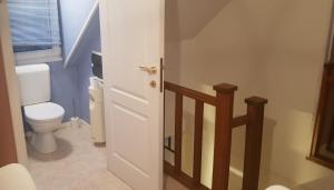 Koupelna v ubytování Suite familiale avec 2 Chambres dans une villa - quartier vert et boisé - 5 kms de Namur + 19 fotografií