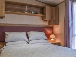 ein Schlafzimmer mit einem großen Bett mit zwei Kissen in der Unterkunft Sunningdale in Westward Ho