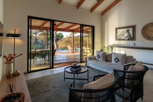Posezení v ubytování Nomads Den Private Villa with Heated Pool on Hoedspruit Wildlife Estate Riverbed