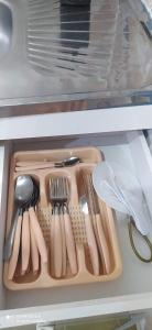 a drawer filled with utensils in a refrigerator at Pousada Flat do Igor com Ar Condicionado Perto da Basílica de Aparecida com 1 vaga Gratuita no Estacionamento in Aparecida