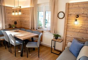阿布特瑙Ferienhaus Lechner am Waldrand mit Sauna, Bergblick und Naturgarten"的一间有桌子、椅子和钟的餐厅 更多44张照片