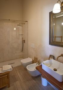 スカルリーノにあるA CASA DI LEO B&B Country Houseの洗面台、トイレ、鏡のあるバスルーム