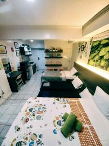 Großes Zimmer mit 2 Betten und einer Küche in der Unterkunft Jhohanna's Cozy Corners in Iruhin