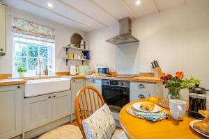 Køkken eller tekøkken på Periwinkle Cottage - Bridport + 5 billeder