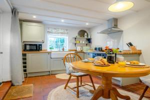 Køkken eller tekøkken på Periwinkle Cottage - Bridport