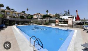 una gran piscina con agua azul en Santa Ana 23, en Playa del Inglés