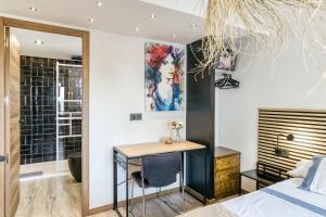 a bedroom with a desk next to a bed at Apartamento En L'escala in L'Escala