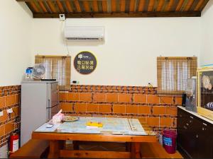 嚨口秘境古厝民宿Longkou Mysterious Resort的厨房或小厨房