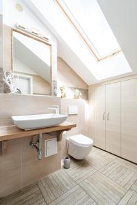 Koupelna v ubytování Apartament Slowinski + 32 fotografií