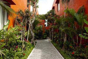 einen Gehweg in einem Garten mit Bäumen und Pflanzen in der Unterkunft Five Stories Villas By SUOM in Canggu