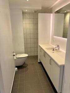 Ένα μπάνιο στο Strandby Kirkevej 270 Ground floor id 021 +3 φωτογραφίες