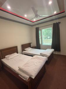 Aba-SHAH GUEST HOUSE SKARDU客房内的一张或多张床位