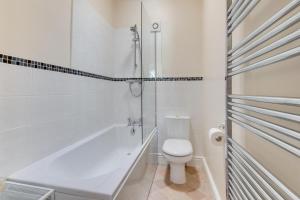 une salle de bain blanche avec toilettes et douche dans l'établissement Araglen, à Matlock 6 autres photos