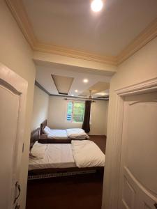 Aba-SHAH GUEST HOUSE SKARDU客房内的一张或多张床位