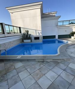 una piscina encima de una casa en Loft Refugio Azul - 307, en Arraial do Cabo