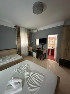 Giường trong phòng chung tại Hotel Niagara