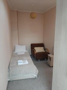 Rúm í herbergi á Tbiliseli Inn