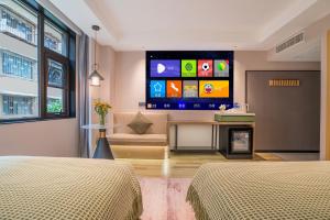 TV a/nebo společenská místnost v ubytování Kunming Spring City Boutique Hotel