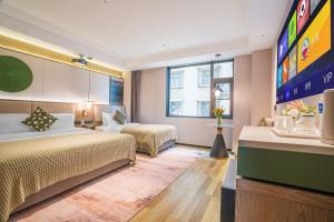 Postel nebo postele na pokoji v ubytování Kunming Spring City Boutique Hotel