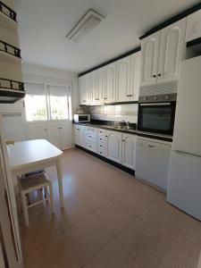Dapur atau dapur kecil di Adosado entero a escasos 50 metros de la playa