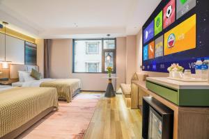 Postel nebo postele na pokoji v ubytování Kunming Spring City Boutique Hotel