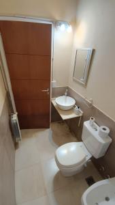 een badkamer met toilet en wastafel bij Departamento Divino a tres cuadras de la playa. in Carilo +13 foto's