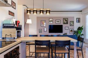 Una cocina y un comedor con mesa y sillas. en Skyline Ottavo Cielo, en Módena