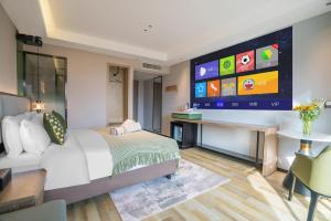 Postel nebo postele na pokoji v ubytování Kunming Spring City Boutique Hotel