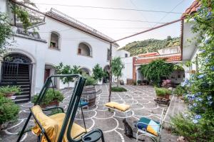 a courtyard with a swing in a building at Il Giardino del Sole in Roccarainola