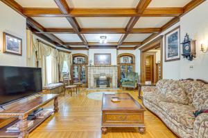 Μια τηλεόραση ή/και κέντρο ψυχαγωγίας στο Spacious Home 2 Mi to Seneca Allegany Casino!