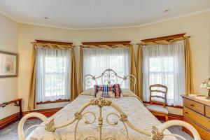 Ένα ή περισσότερα κρεβάτια σε δωμάτιο στο Spacious Home 2 Mi to Seneca Allegany Casino!