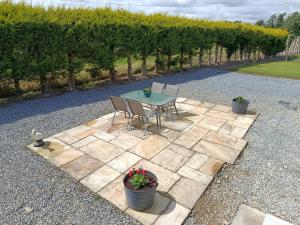 Zahrada ubytování The Feathered Nest Apartment at The Cracked Hen + 27 fotografií