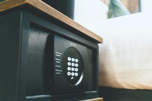 un forno a microonde nero con i numeri sopra di Point A Hotel London Westminster a Londra Altre 16 foto